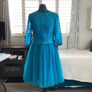 Lace Party dress
3/4 sleeve
Fully lined
Size 10
Bust 37”
Waist 31”
Length 38”